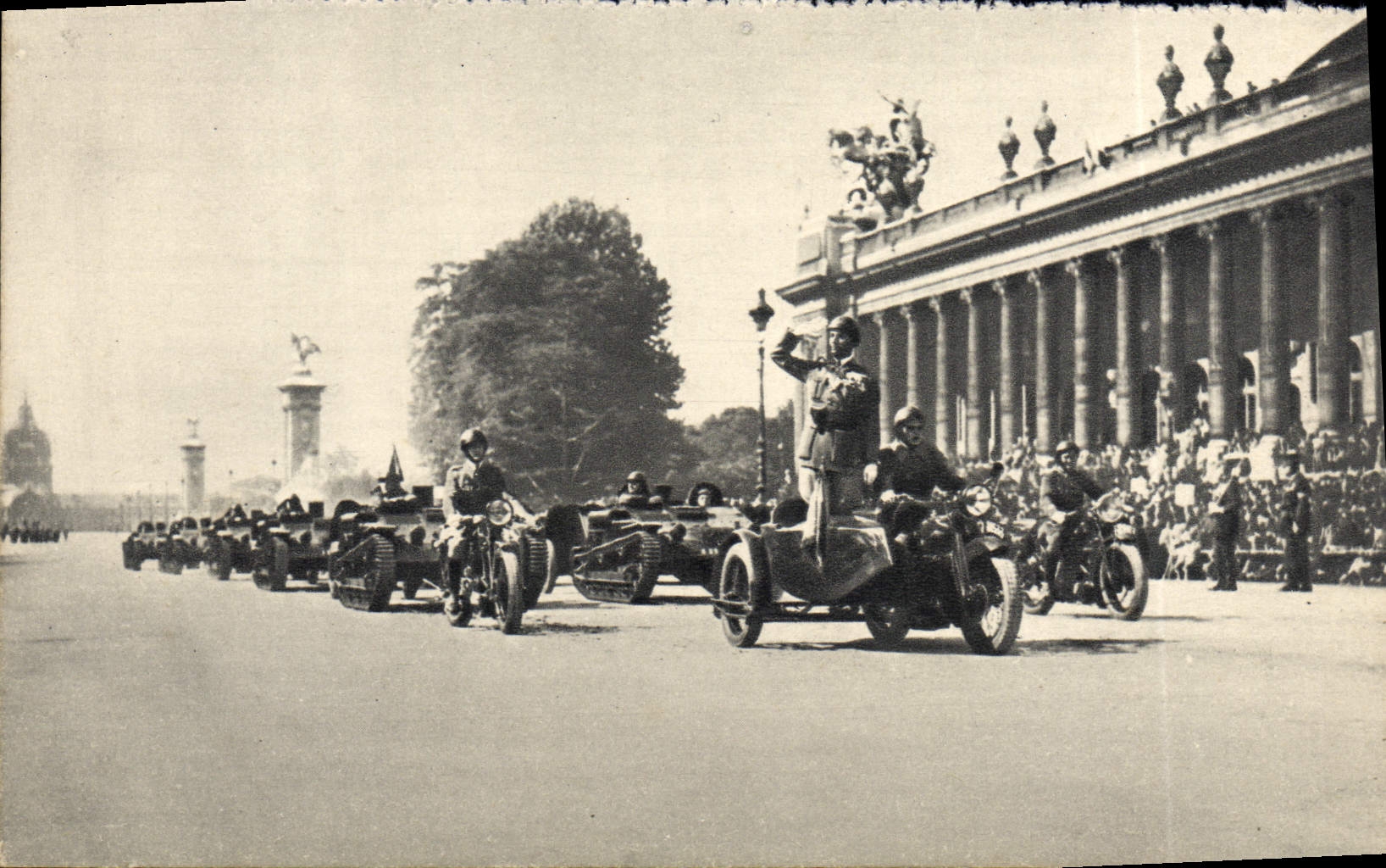 CPA Chenillettes D'Infanterie Devant Le Grand Palais Militaria Moto Paris Pont Alexandre III