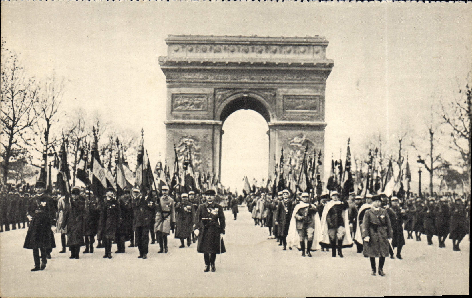 CPA 11 Novembre Les Drapeaux Des Regiments Dissous Militaria Paris Arc de Triomphe