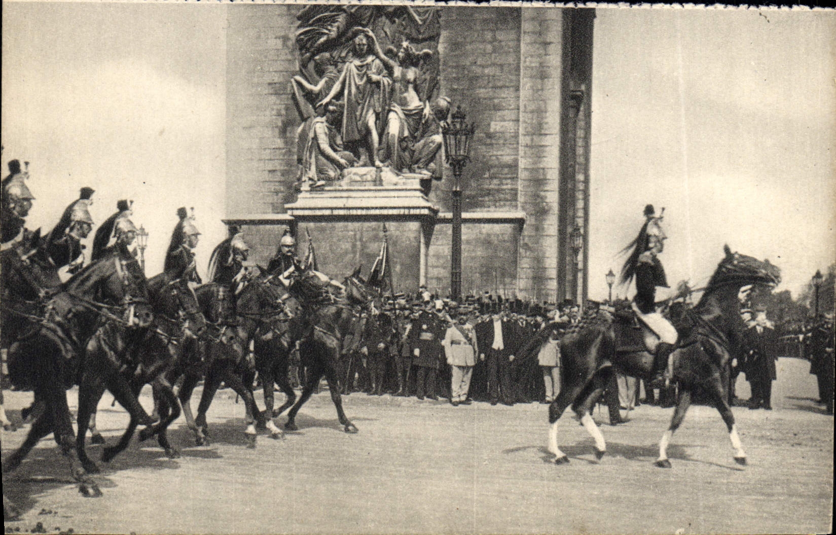 CPA La Garde Republicaine Militaria Cheval Hippisme