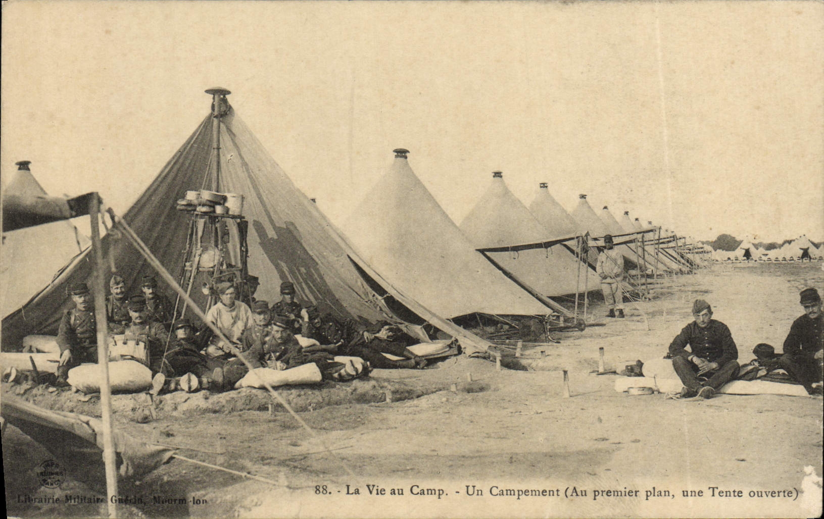 CPA La Vie Au Camp Un Campement Au premier plan une tente ouverte Militaria