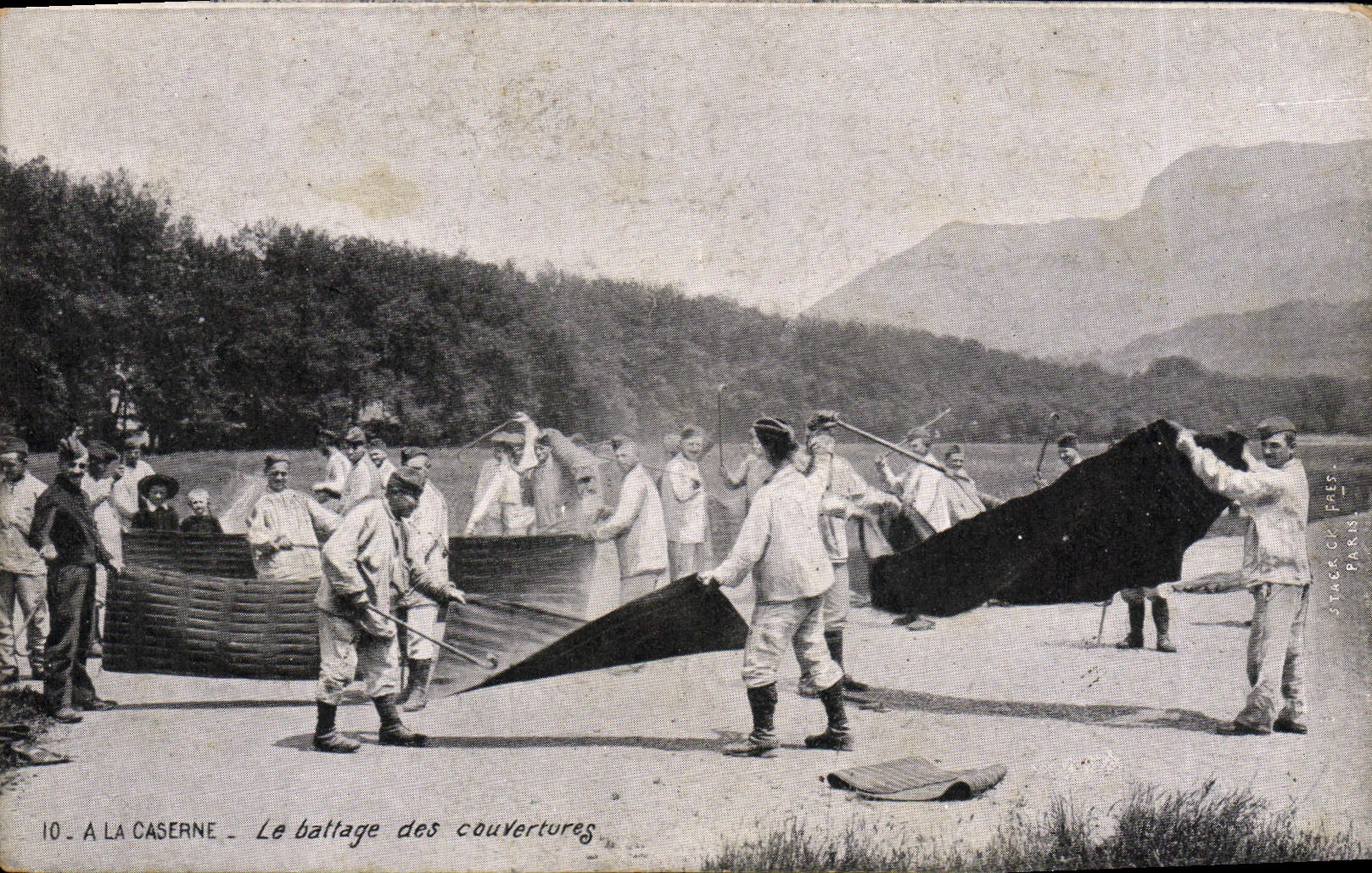 CPA A La Cuisine Le Battage Des Couvertures Militaria