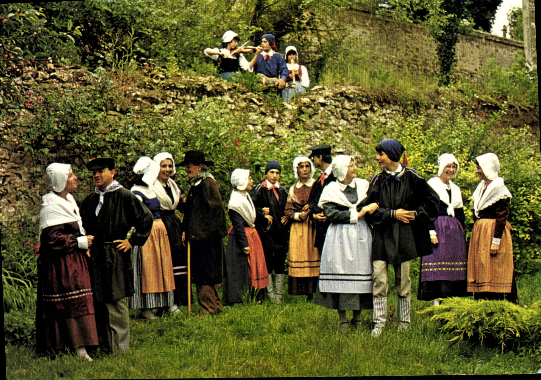 CPA Groupe Folklorique D'Ile De France La Gatinaise Perthes en Gatinais Folklore