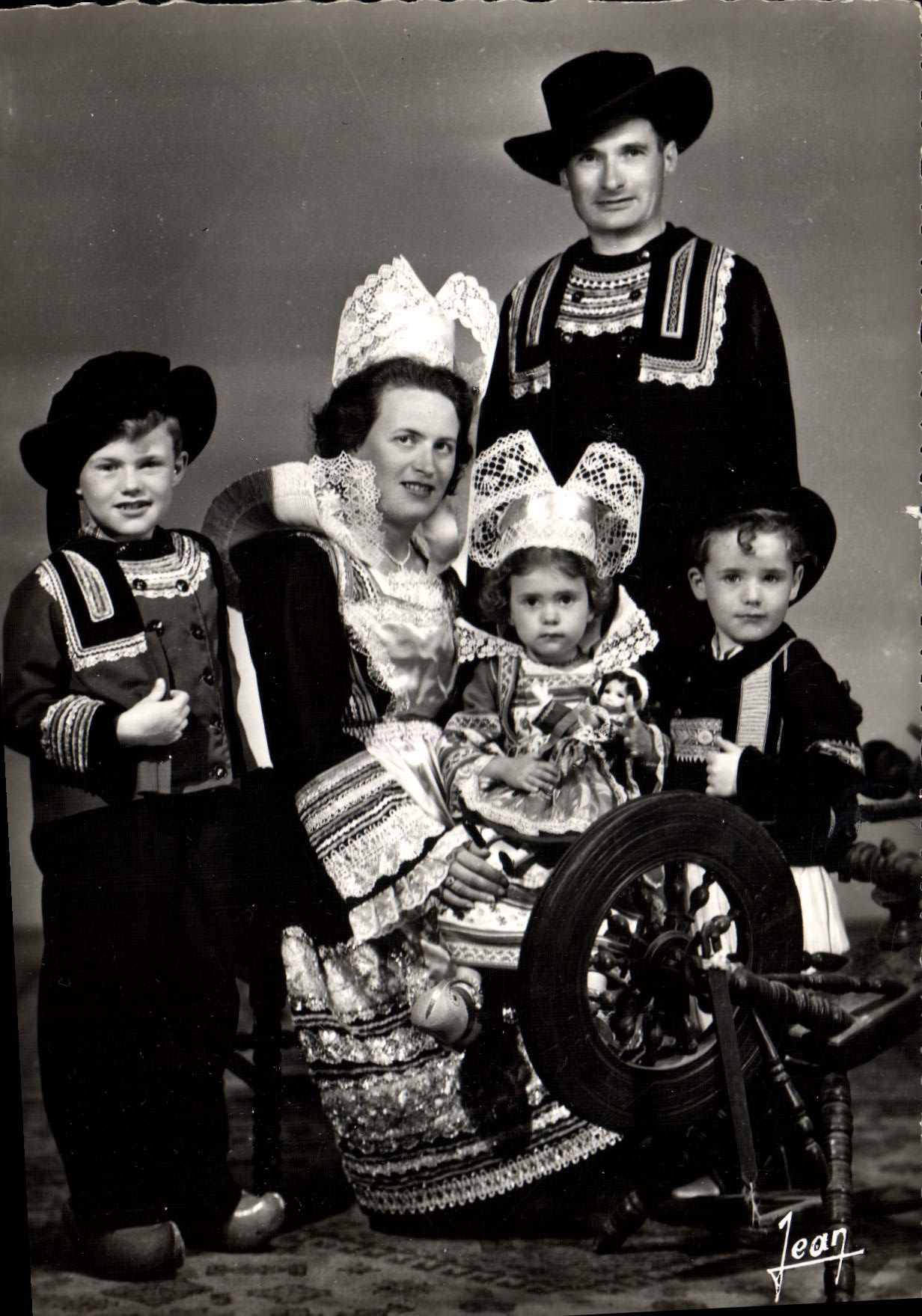 CPM En Bretagne Costumes De Pont Aven Folklore Enfants