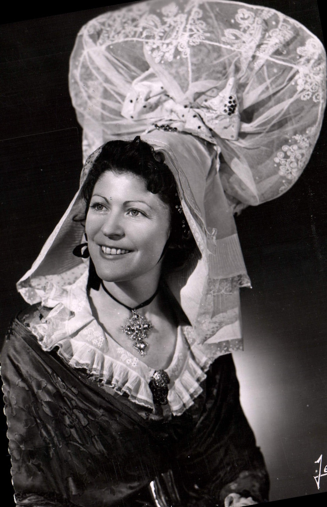 CPA La Normandie Costume De Bourgeoisie Rurale Du Sud Villedieu Les Poeles Croix de St lo en or Folklore 