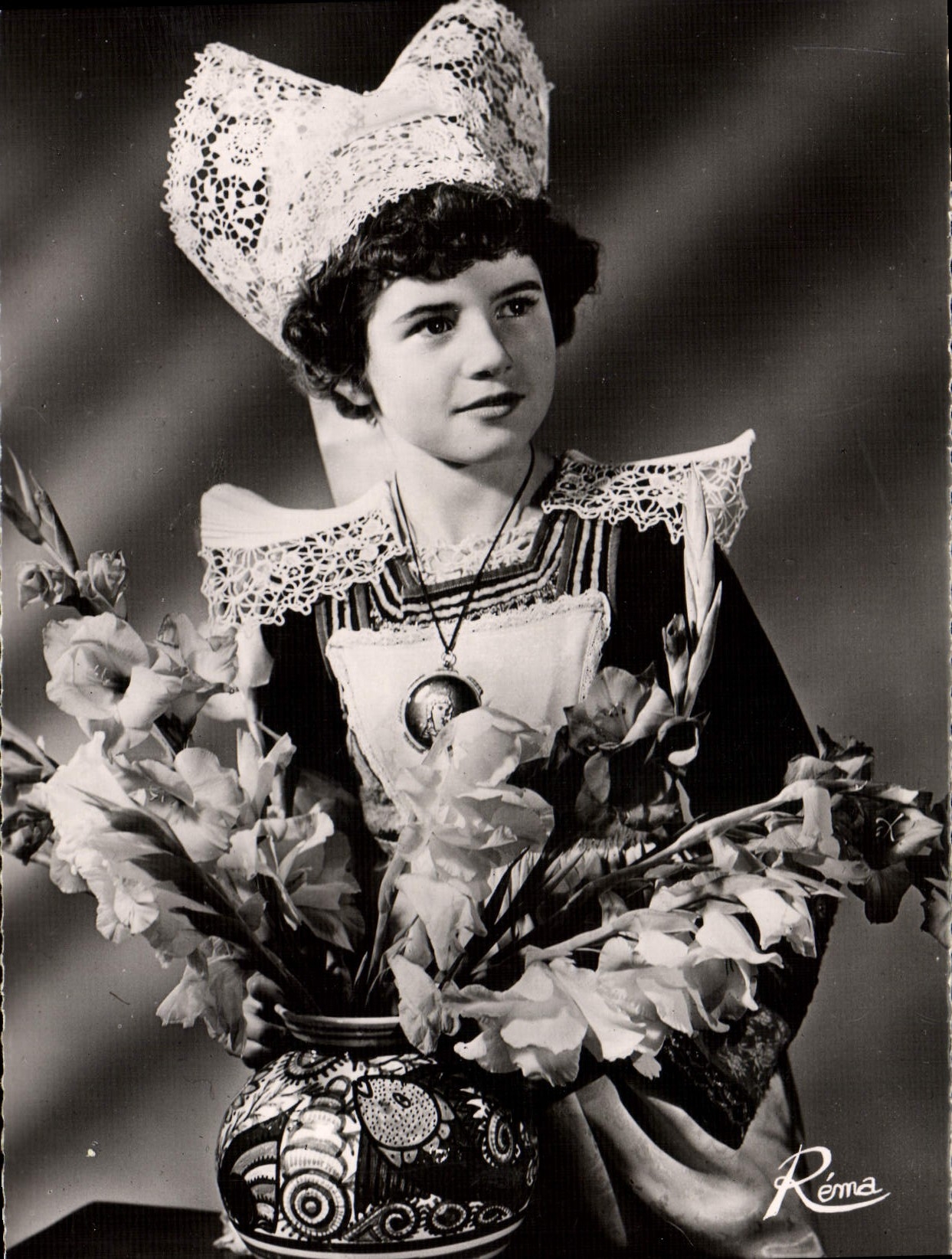 CPA Bretagne L'Elegance Du Costume De Pont Aven Folklore 