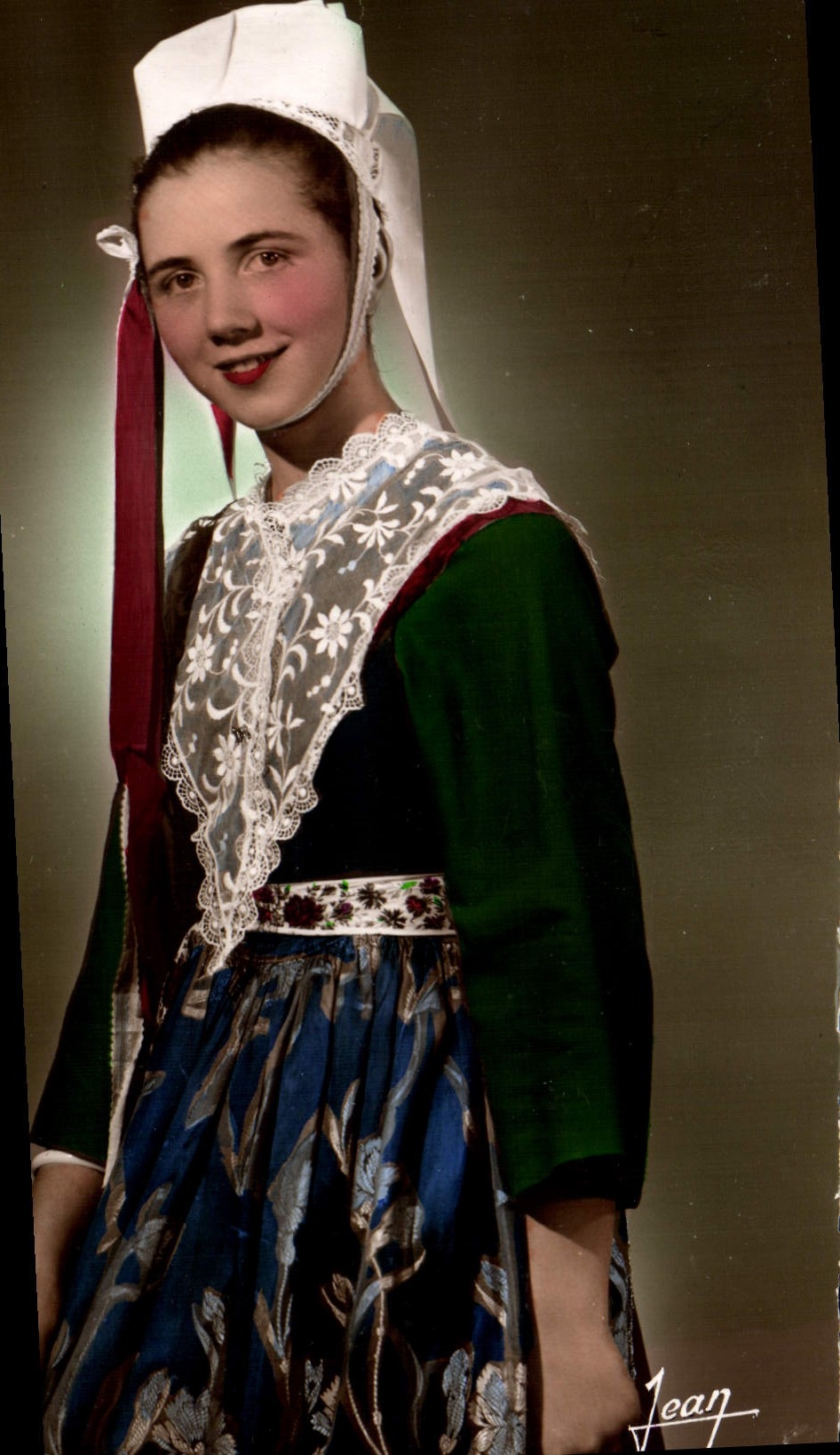 CPA La Bretagne Jeune Fille En Costume De Fete Plougastel Daoulas Folklore 