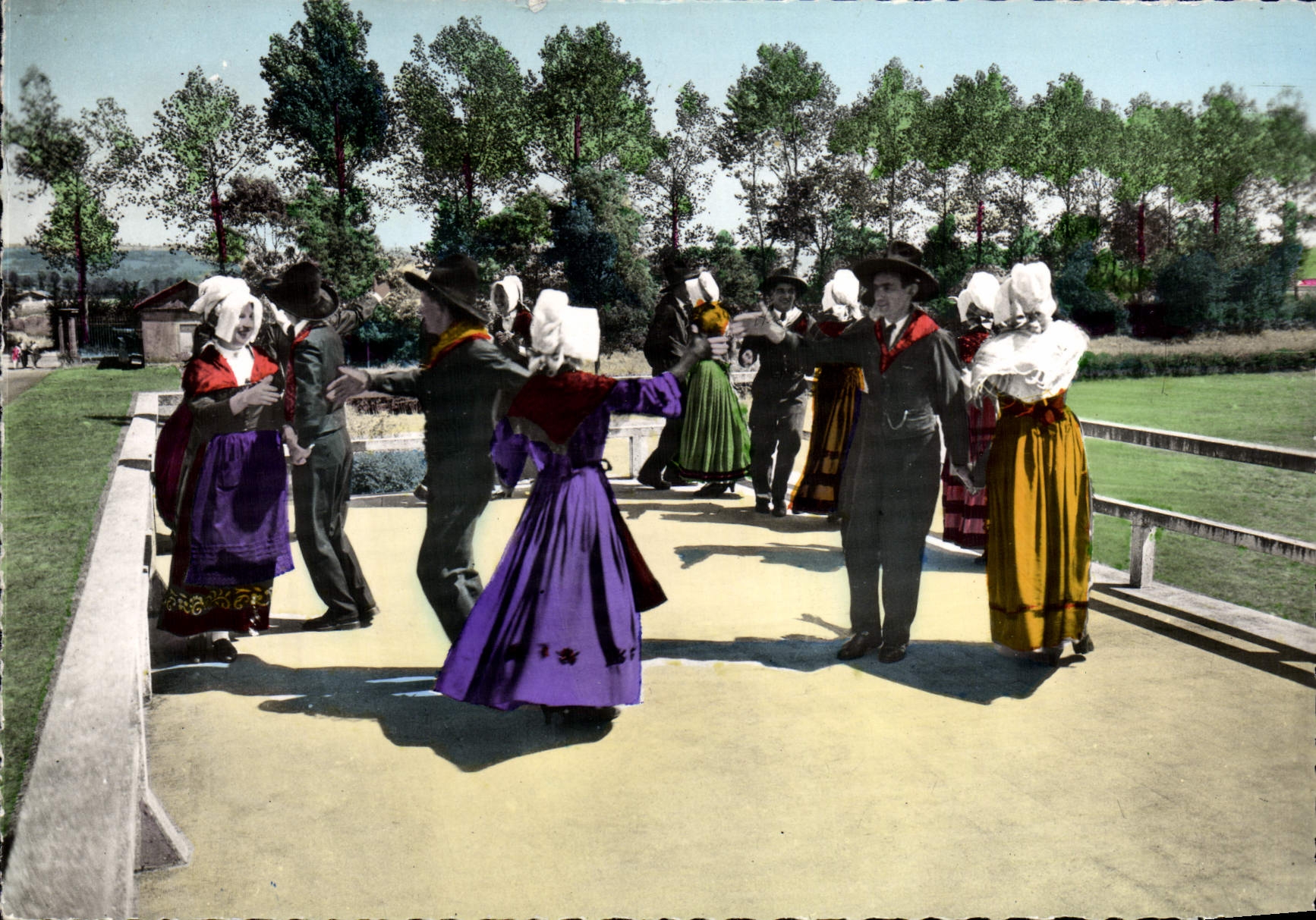 CPA La Haute Auvergne La Bourree D'Aurillac Groupe folklorique de Haute Auvergne Le Brelle Bourreio