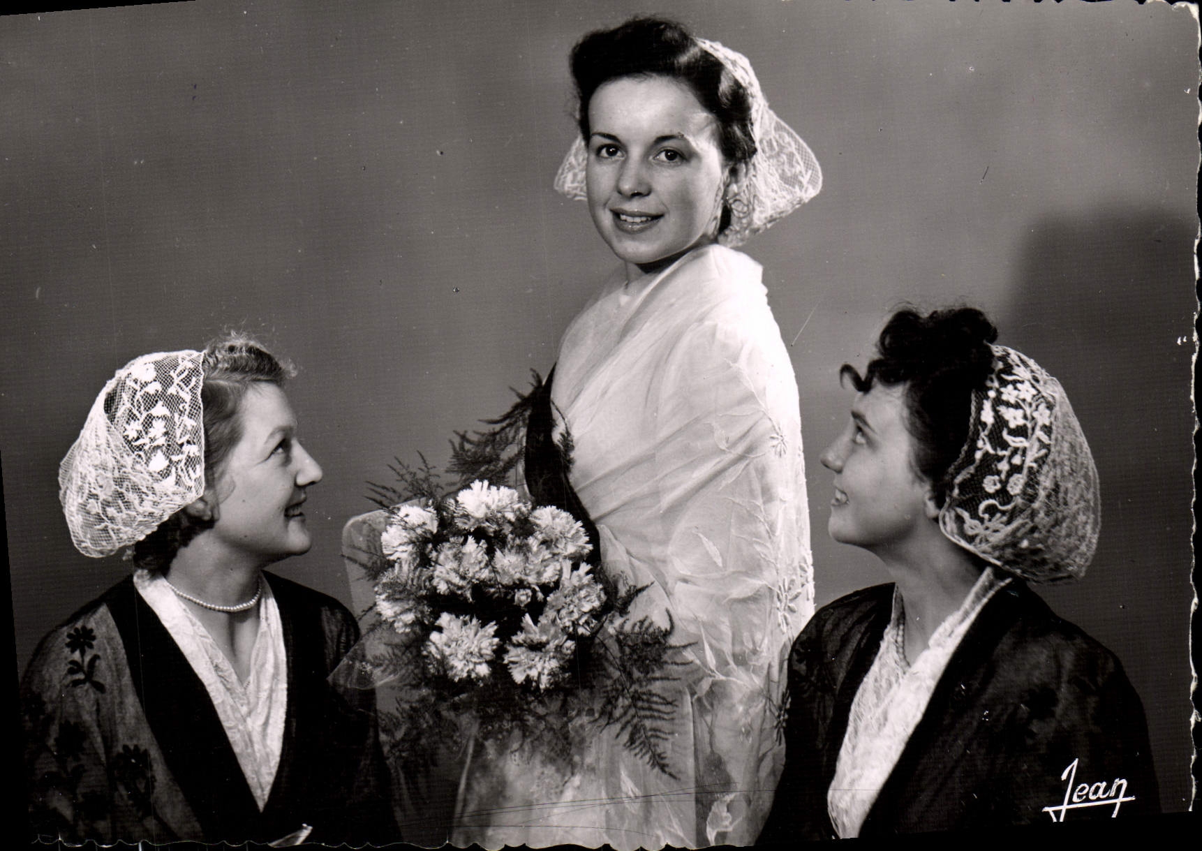 CPM La Bretagne Costumes De La Region Douarenez Audierne Ile Tudy Concarneau Folklore 