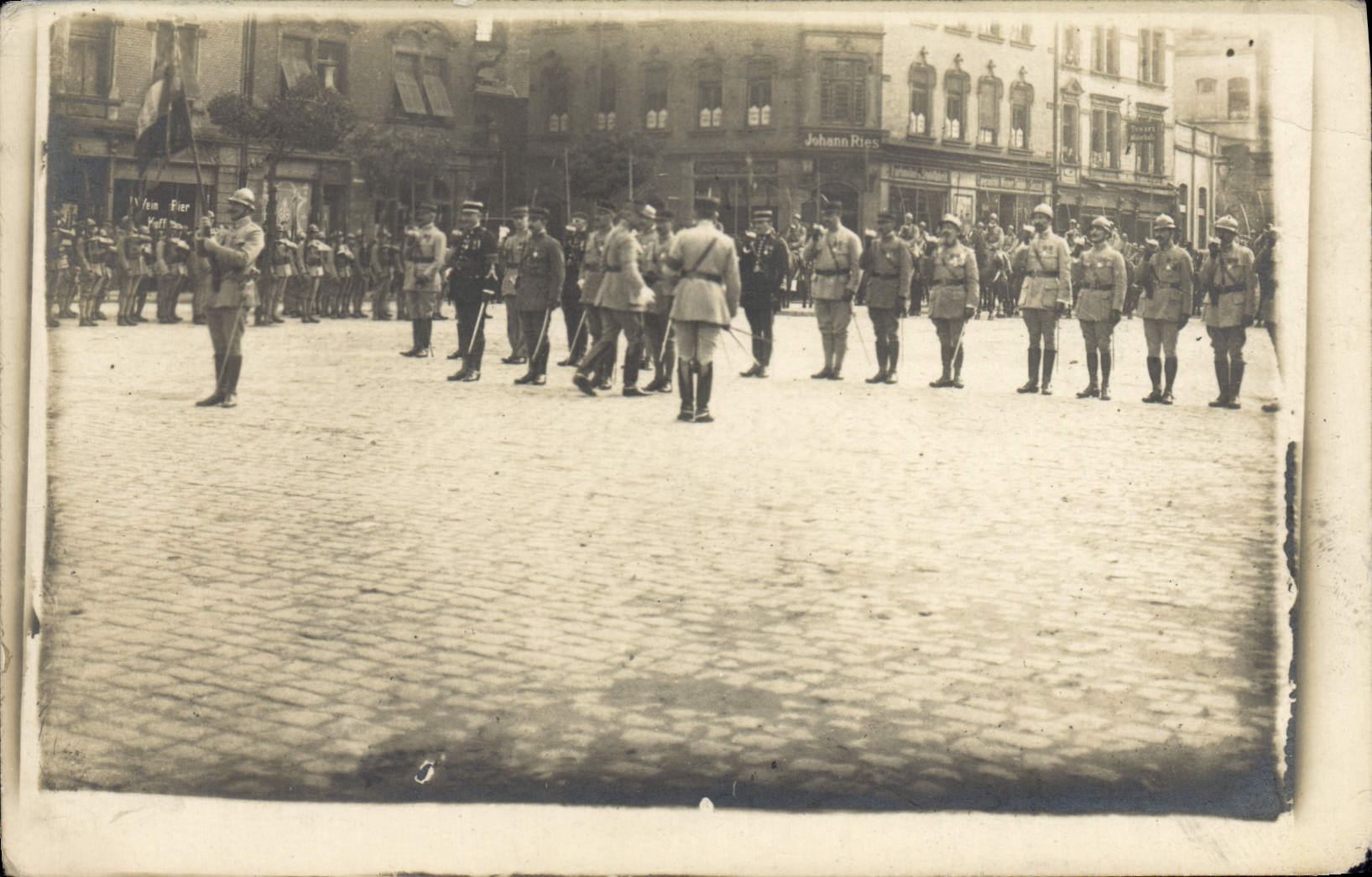 CARTE PHOTO Presentation du drapeau Militaria Allemagne 