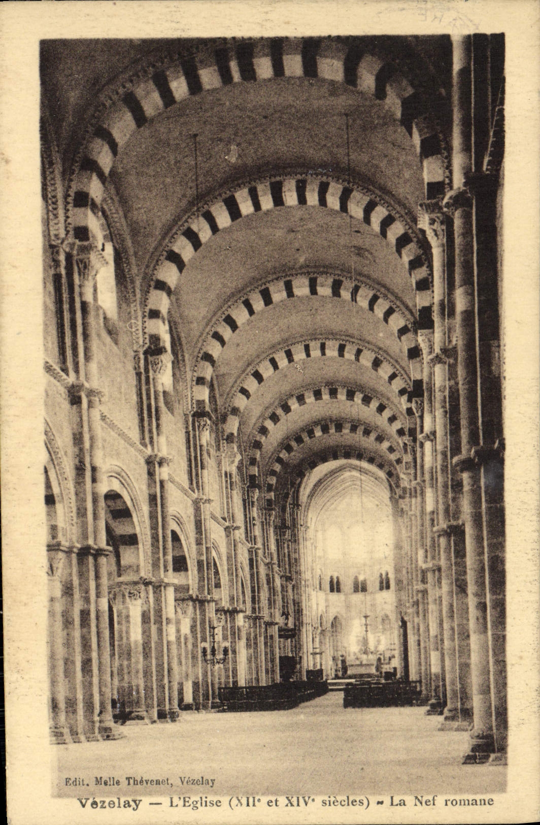 CPA Vezelay L'Eglise La Nef Romane
