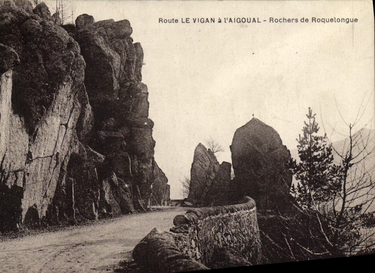 CPA Route Le Vigan a L'Aigoual Rochers de Roquelongue