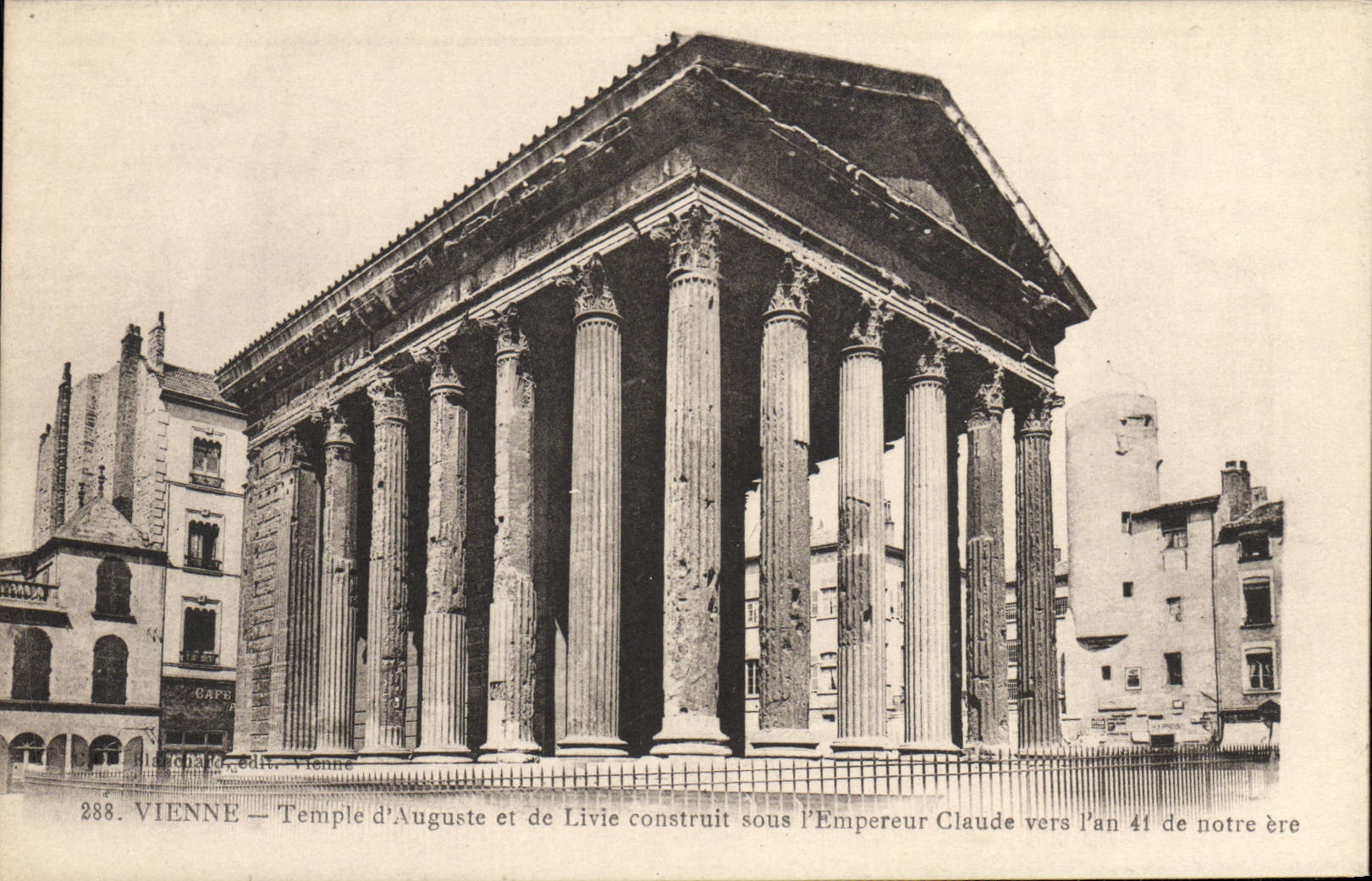 CPA Vienne Temple d'Auguste et de Livie Construit sous l'empereur Claude