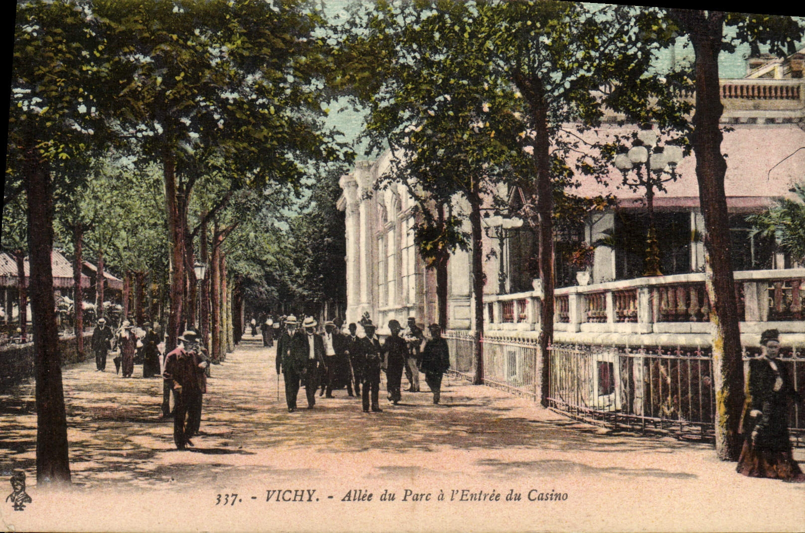 VINTAGE POSTCARD Vichy Gone of the Park at the Entry of the Casino