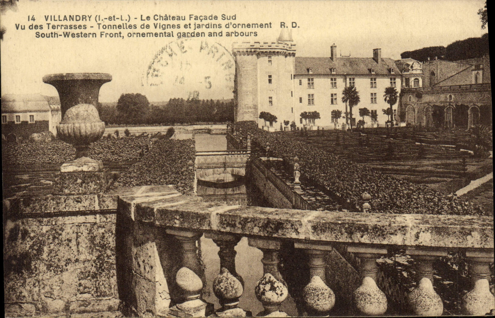 CPA Villandry Le Chateau Facade Sud Vu des terrasses Tonnelles de vignes et jardins d'ornement