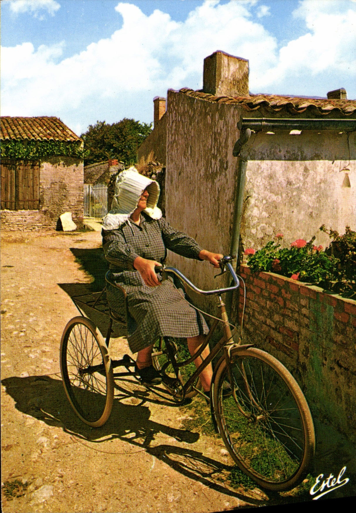 CPM Velo Cylce La grand mere en tricycle