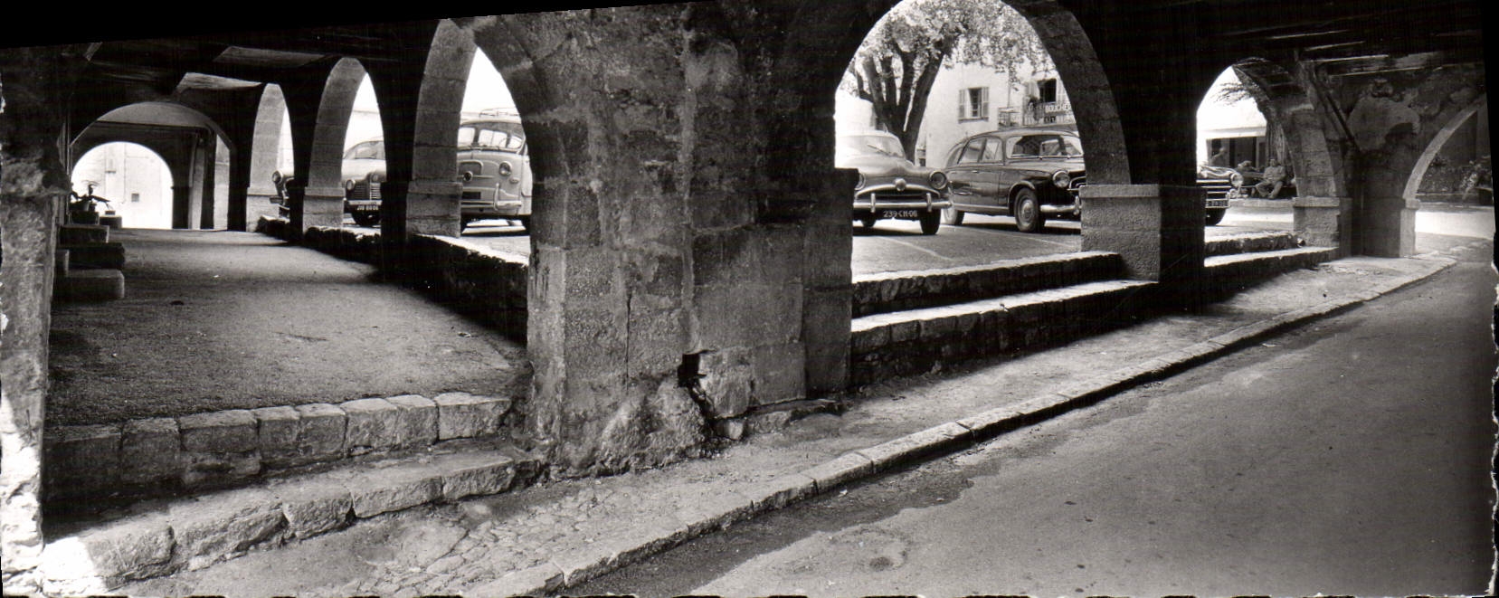 CPM Valbonne La Place Nationale et ses Vieilles arcades