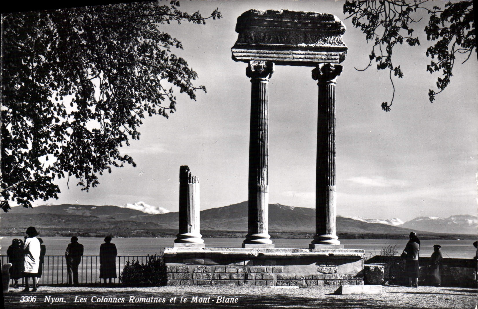 CPM Nyon Les Colonnes Romaines et le Mont Blanc
