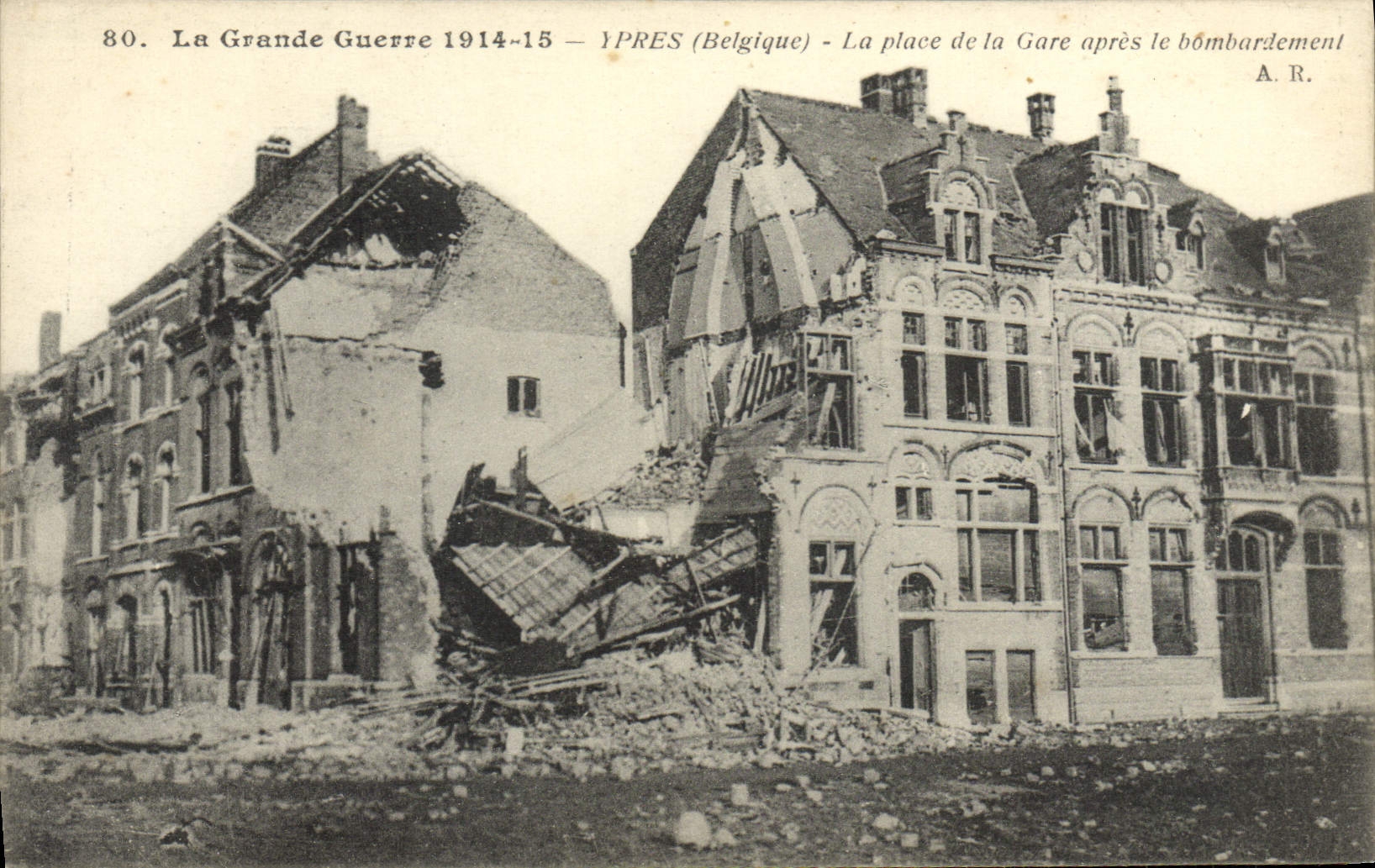 CPA Ypres La Place de la Gare Apres le Bombardement Militaria