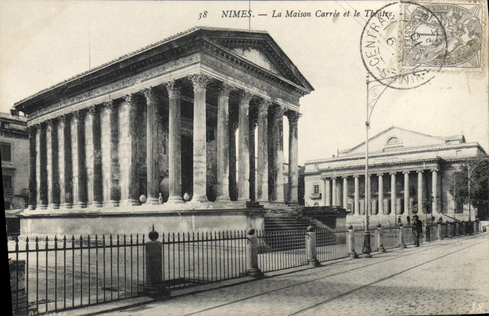 CPA Nimes La Maison Carree et la Theatre