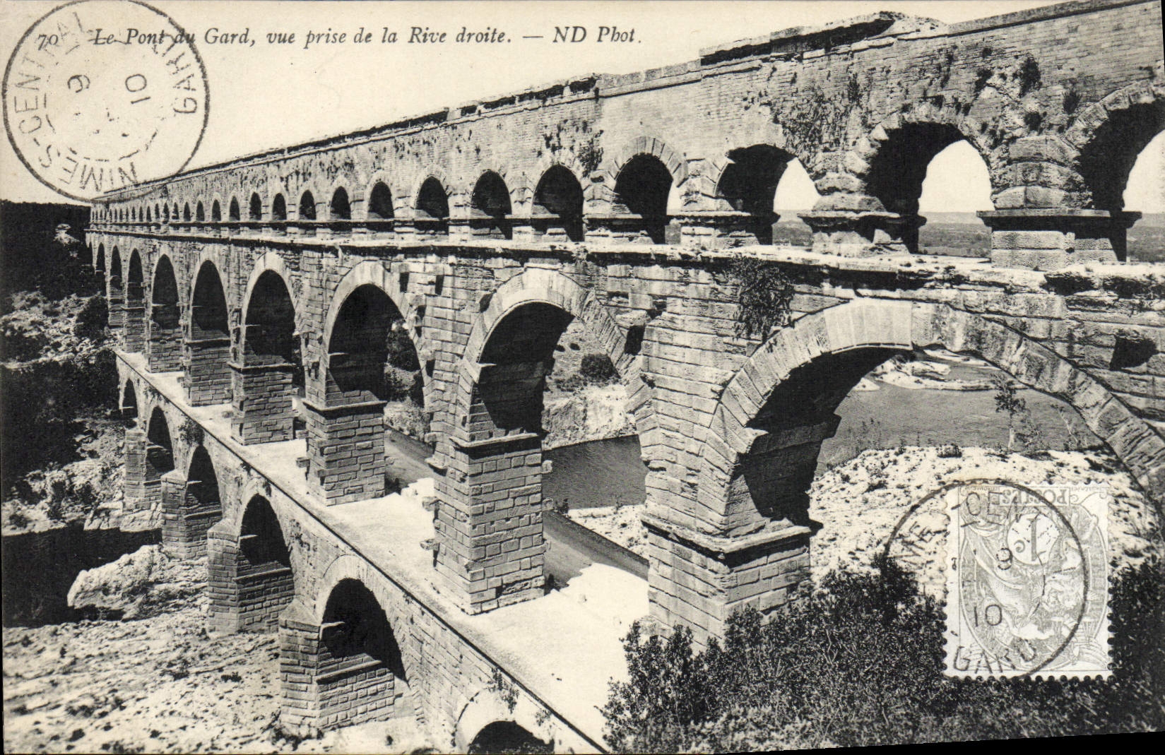 CPA Nimes Le pont du Gard vue prise de la rive droite