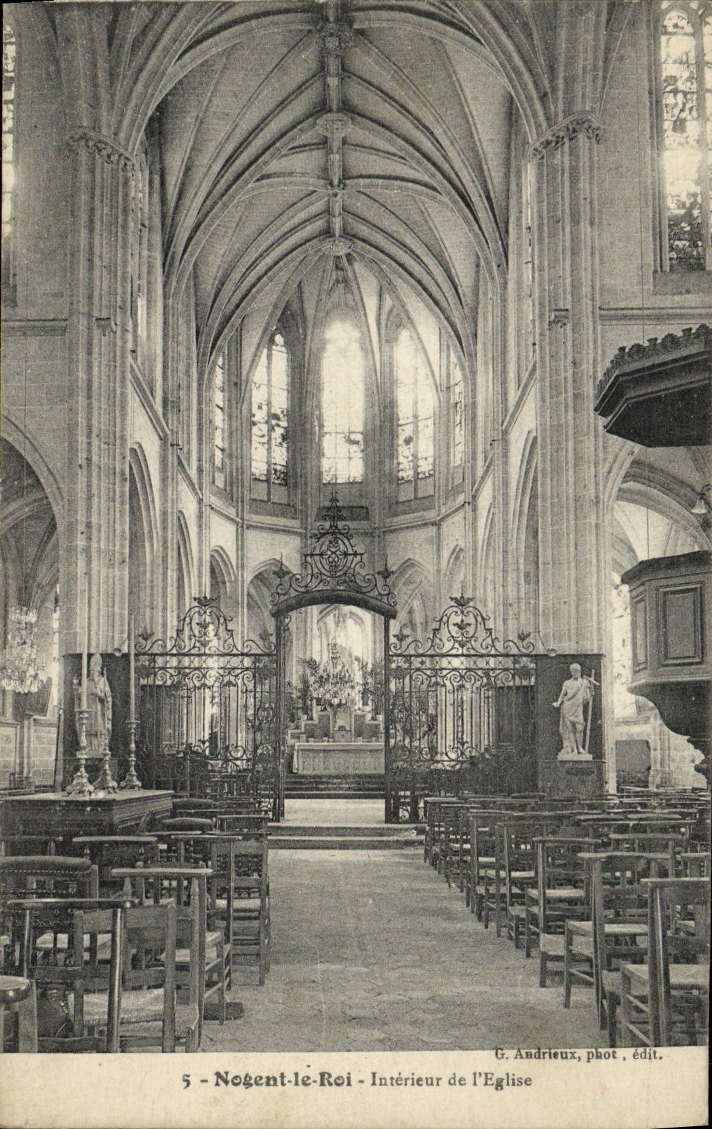 CPA Nogent le Roi Interieur de L'Eglise