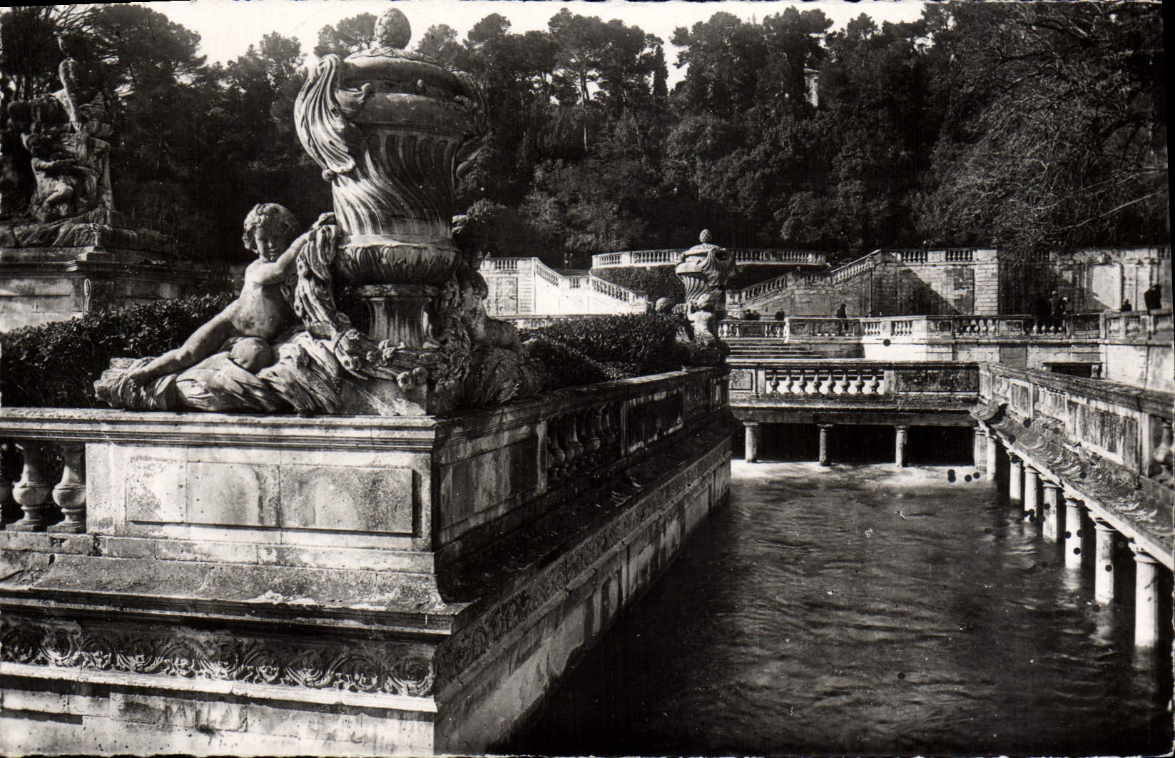 CPM Nimes Jardin de la fontaine Les bains romains