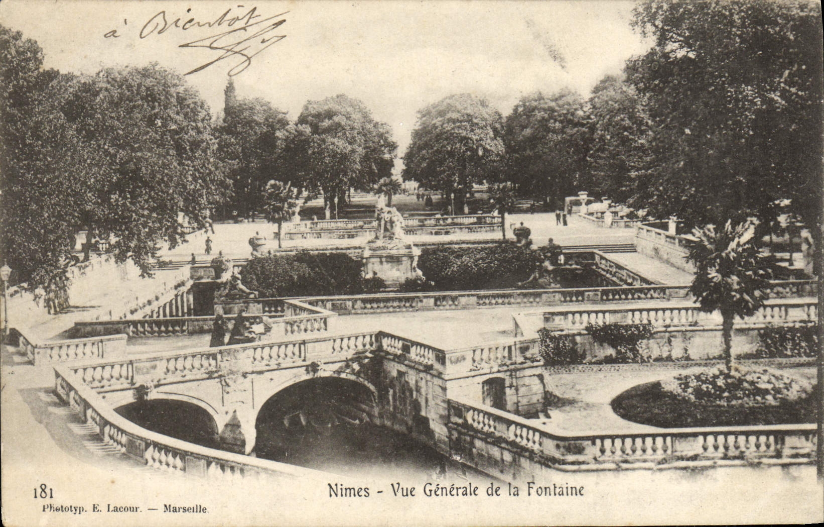 CPA Nimes Vue Generale de la Fontaine