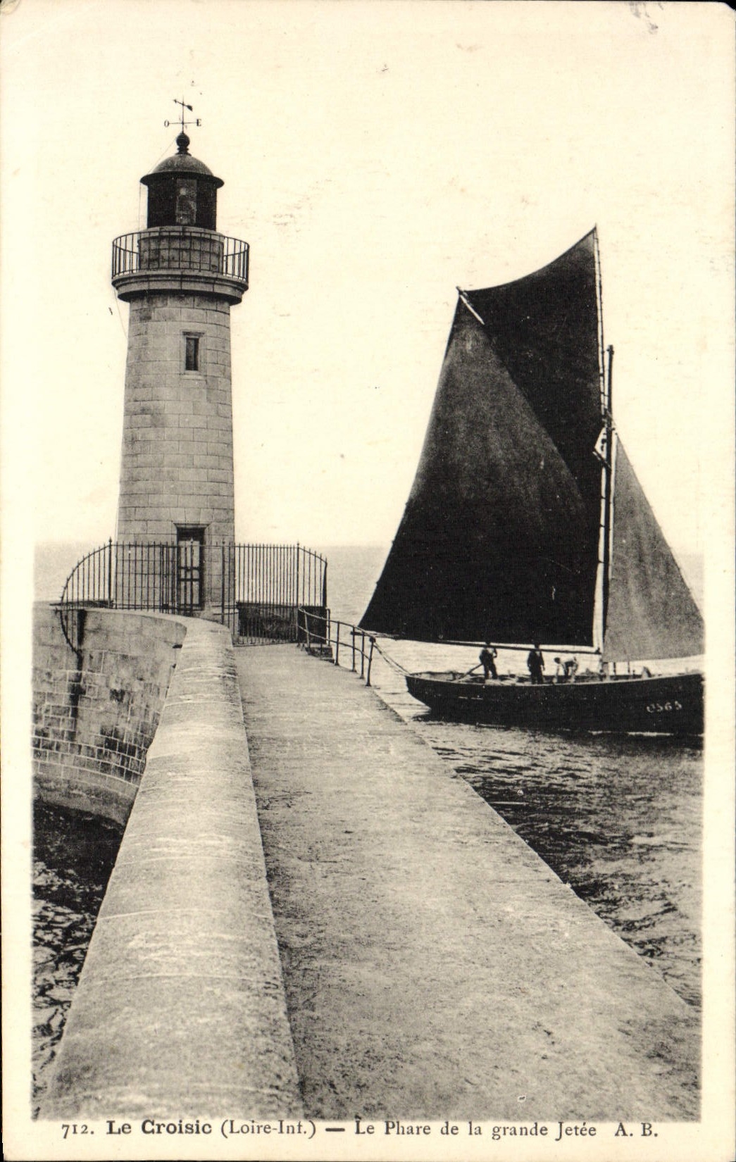 CPA Le Croisic Le Phare De La Grande Jetee Bateau