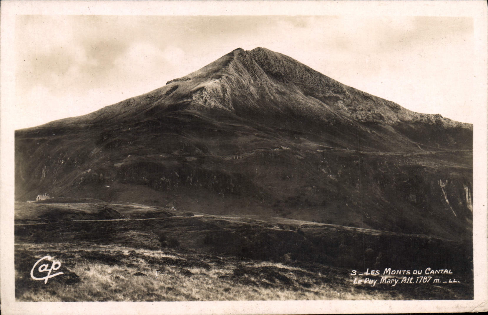 CPA Les Monts Du Cantal Le Puy Mary 