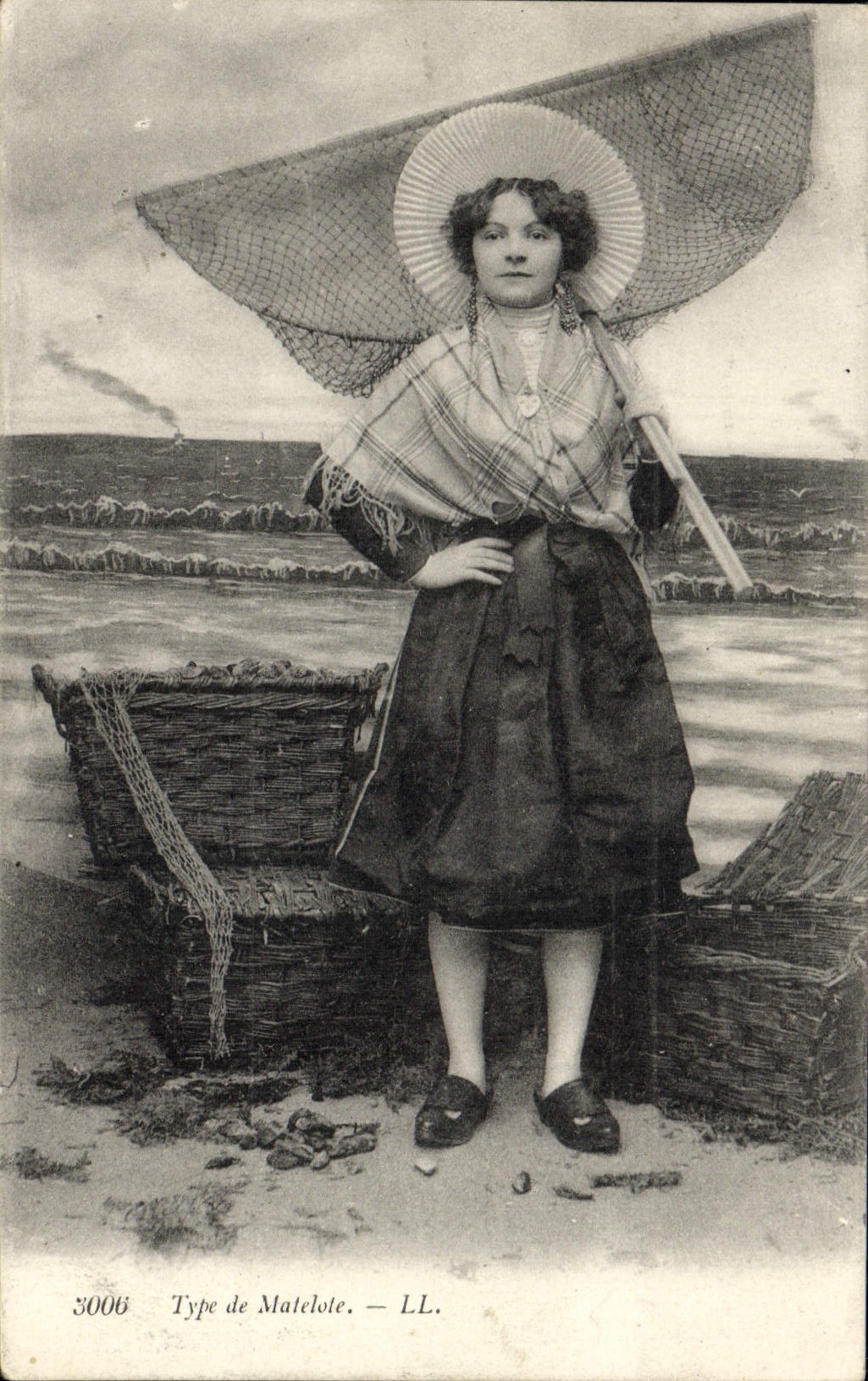 VINTAGE POSTCARD Standard Of Fish stew Woman Folklore