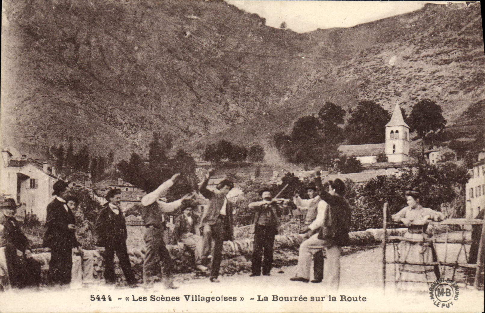 CPA Les Scenes Villageoises La Bourree Sur La Route Auvergne Folklore Violon 