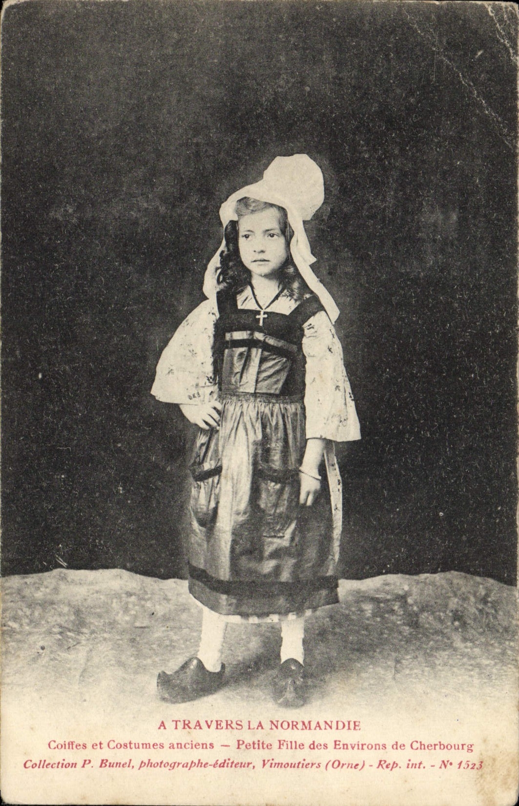 CPA A Travers La Normandie Coiffes Petite fille des environs de Cherbourg Folklore