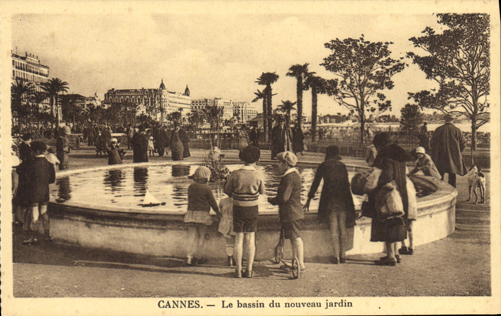 CPA Cannes Le Bassin Du Nouveau Jardin Enfants