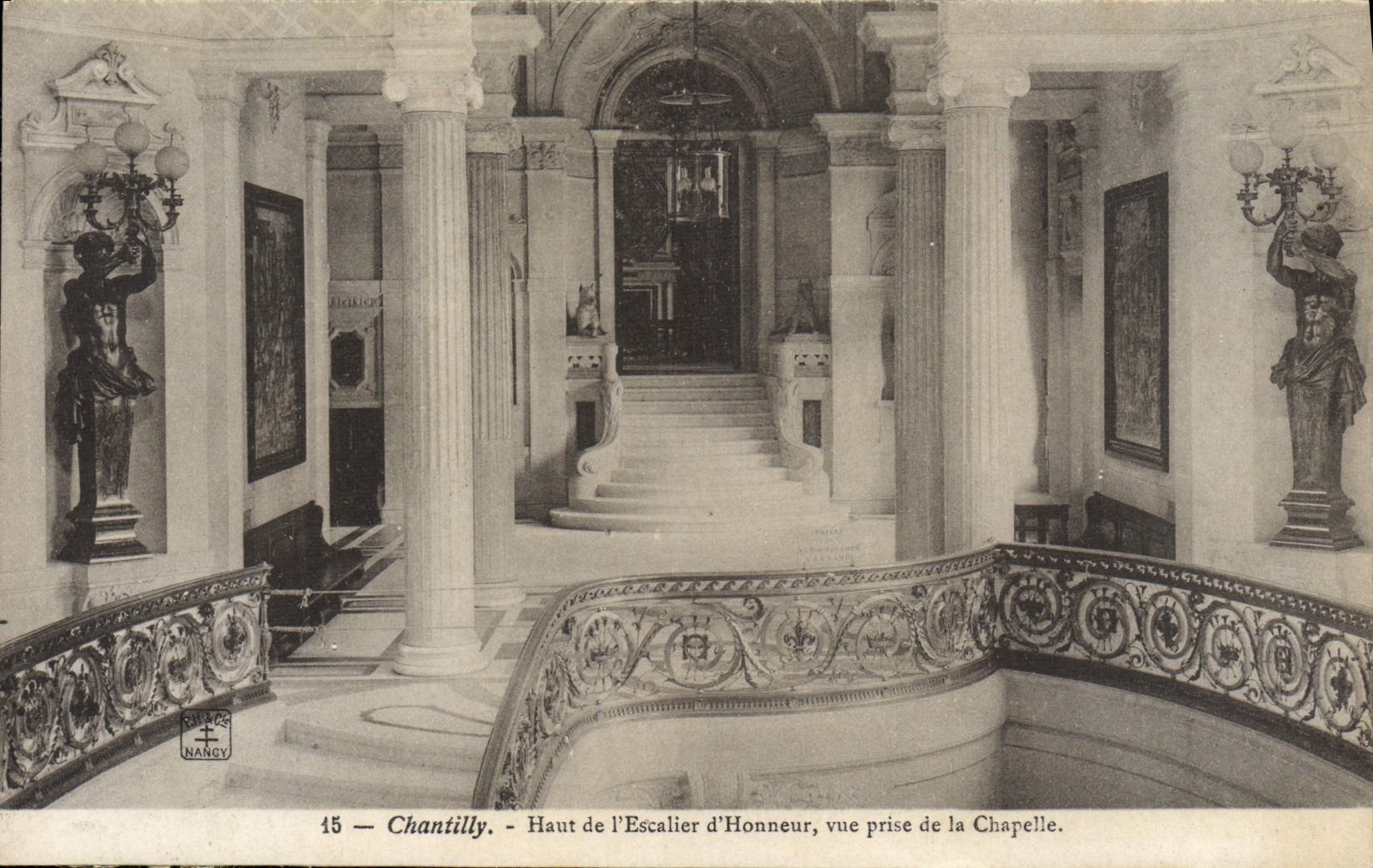 CPA Chantilly Haut De I'Escalier D'Honneur Vue prise de la chapelle