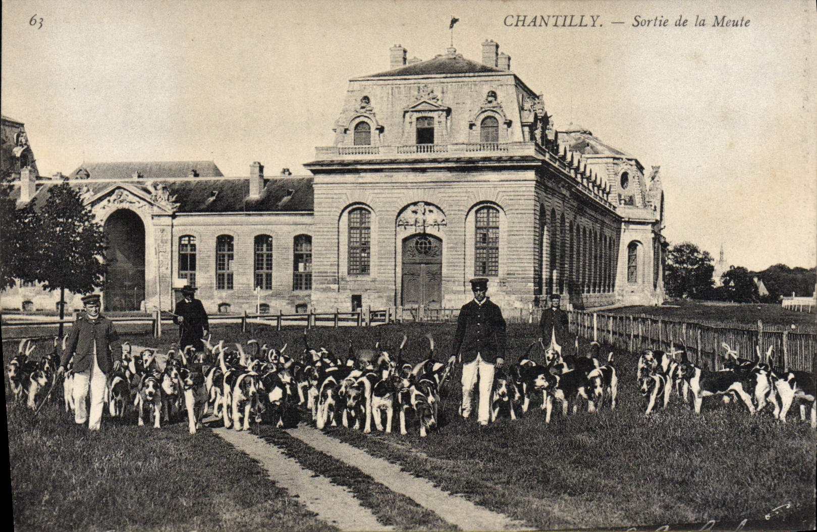 CPA Chantilly Sortie De La Meute Chiens Chien Chasse a courre