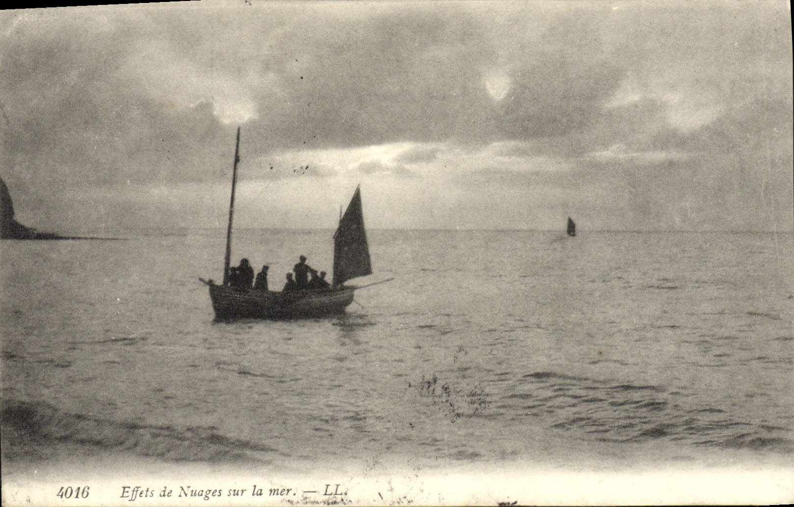 CPA Effets de nuages sur la mer Bateau