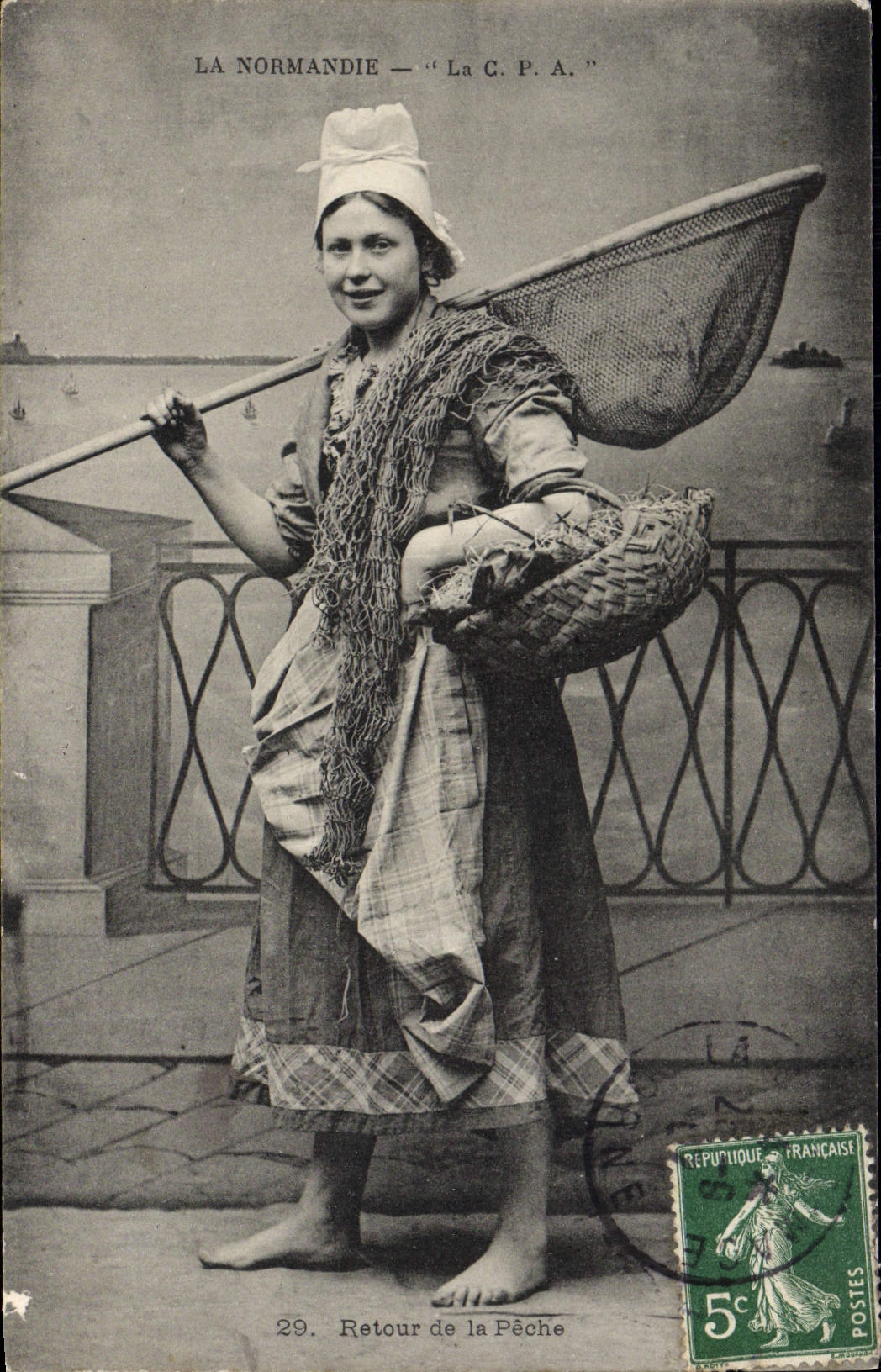 CPA Folklore Normandie Retour de la peche 