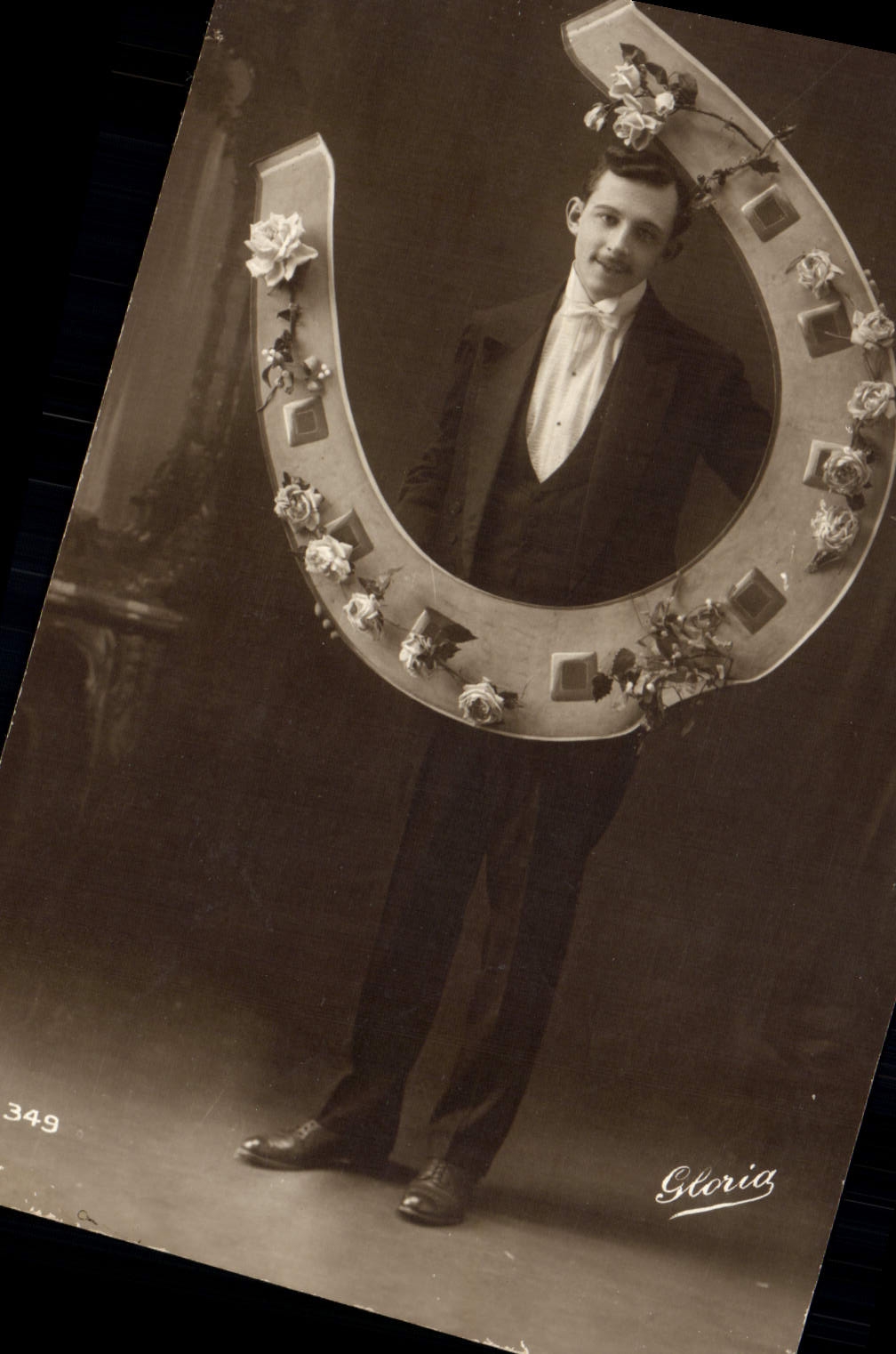 CPA Fantaisie Homme Fer a cheval