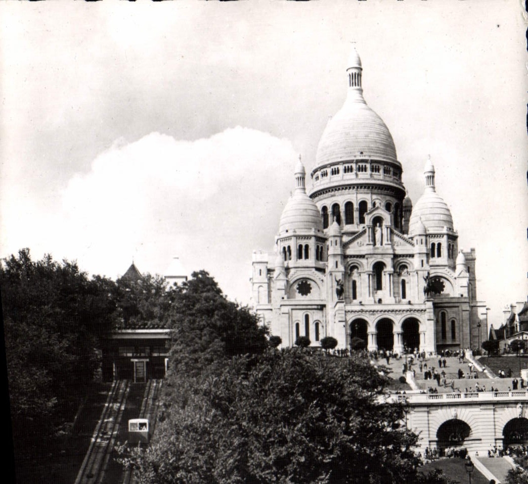 MODERN CARD Paris the basilica of the Sacring Heart and the funicular of Montmartre