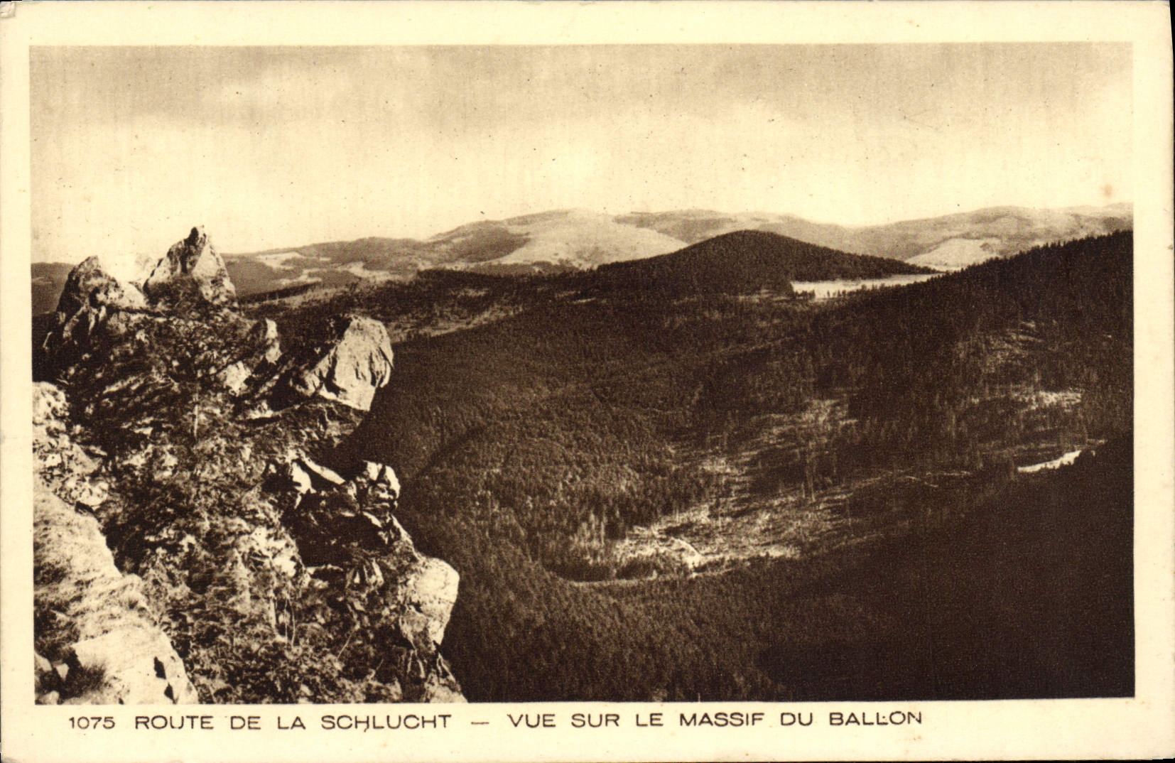 CPA Route de la Schlucht Vue sur le massif du ballon 