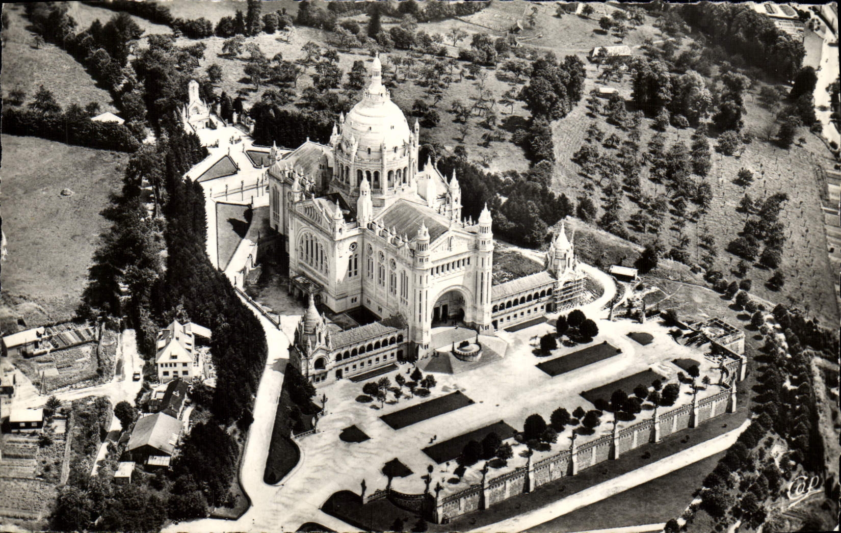 POSTAL MODERNA aire visto Lisieux hacia la basílica