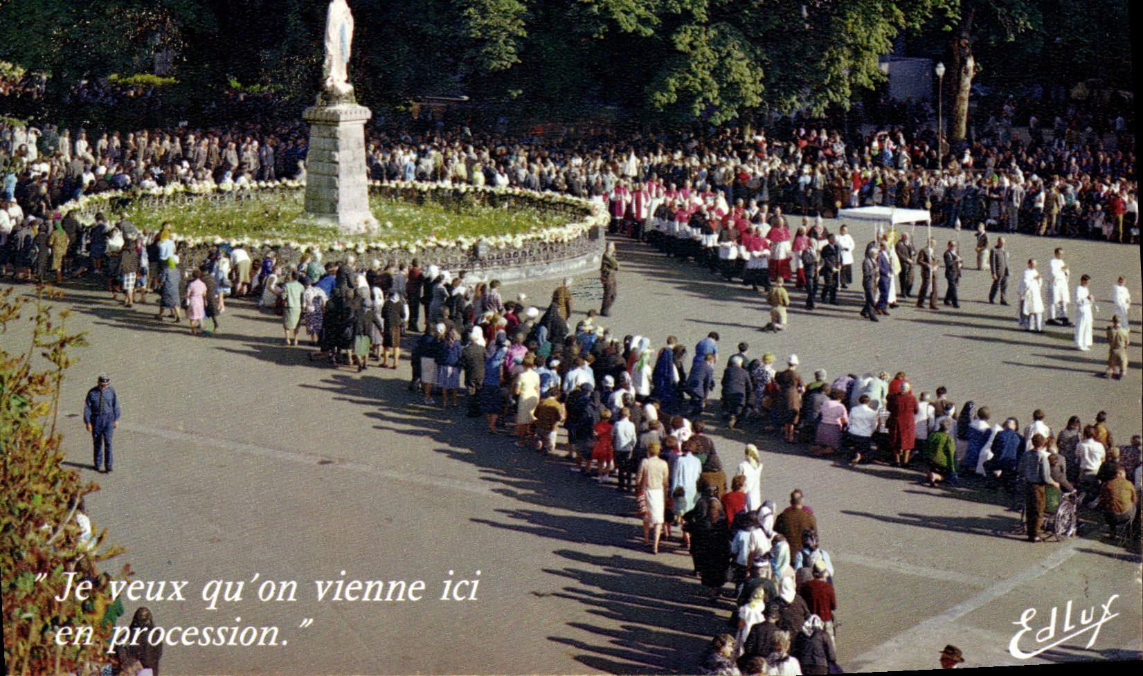 MODERN CARD Heavy Procession of the Very Blessed Sacrament In front of the Couronnee Virgin