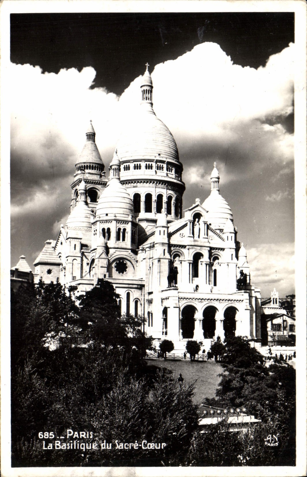 CPM Paris La Basilique du Sacre Coeur