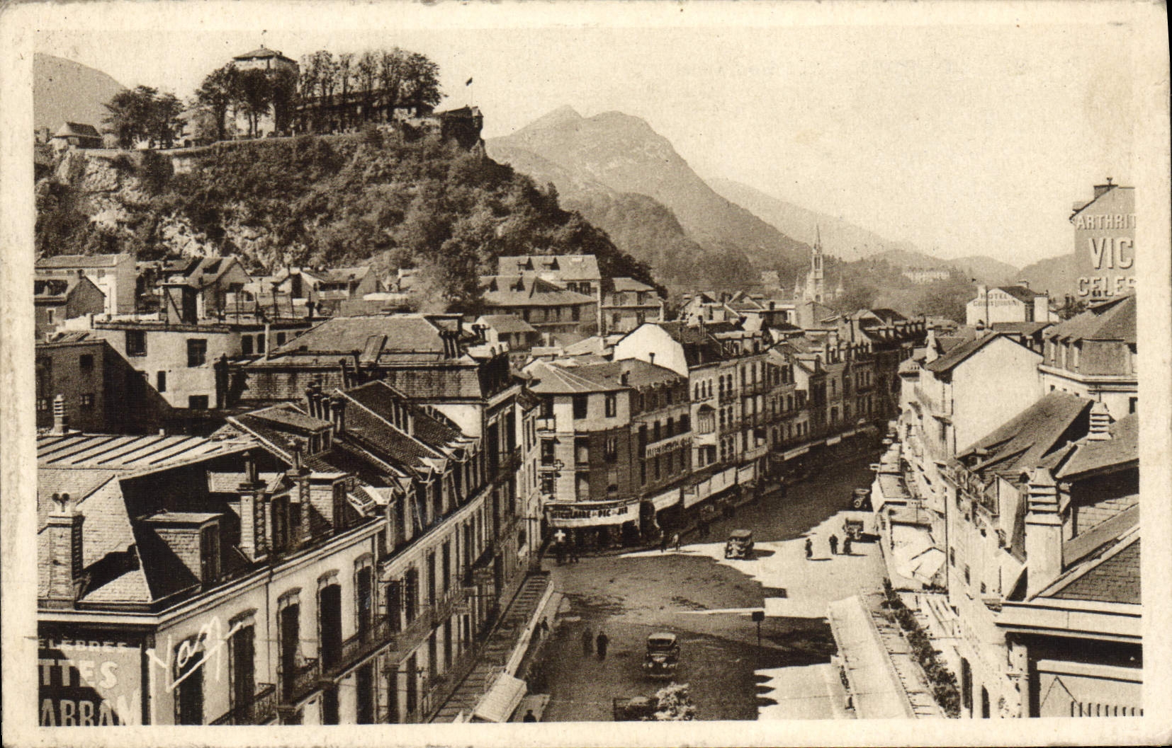 VINTAGE POSTCARD Heavy the Boulevard