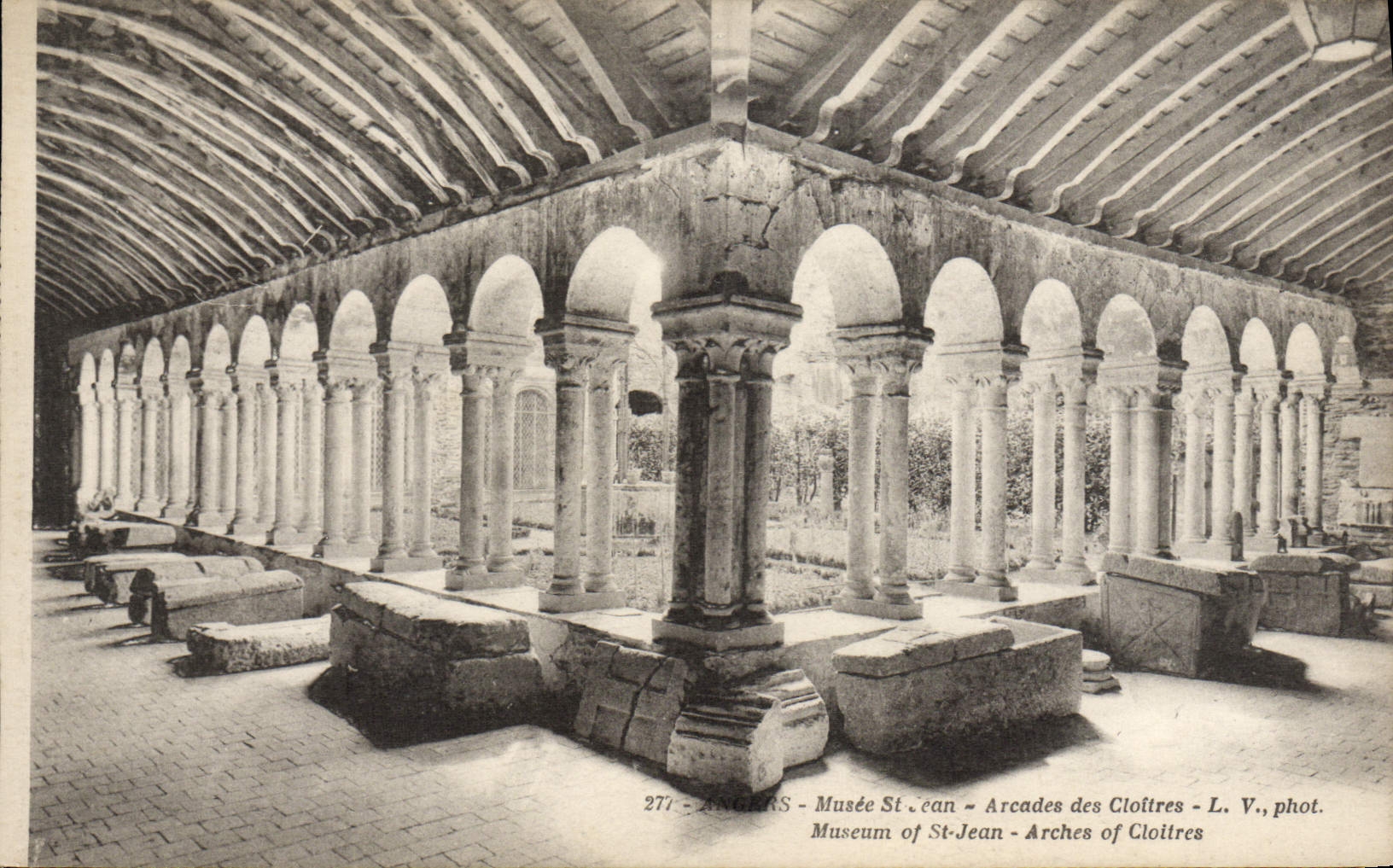 CPA Angers Musee St Jean Arcades des cloitres