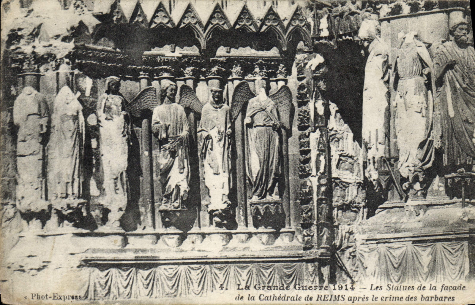 CPA Les statues de la facade de la cathedrale de Reims apres le crime des barbares Militaria
