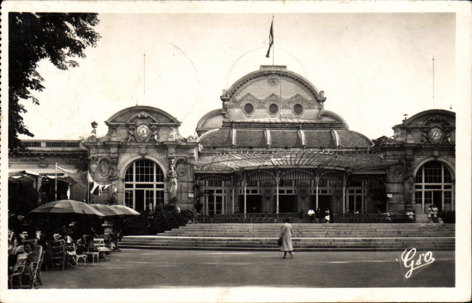 VINTAGE POSTCARD Vichy the Large Casino
