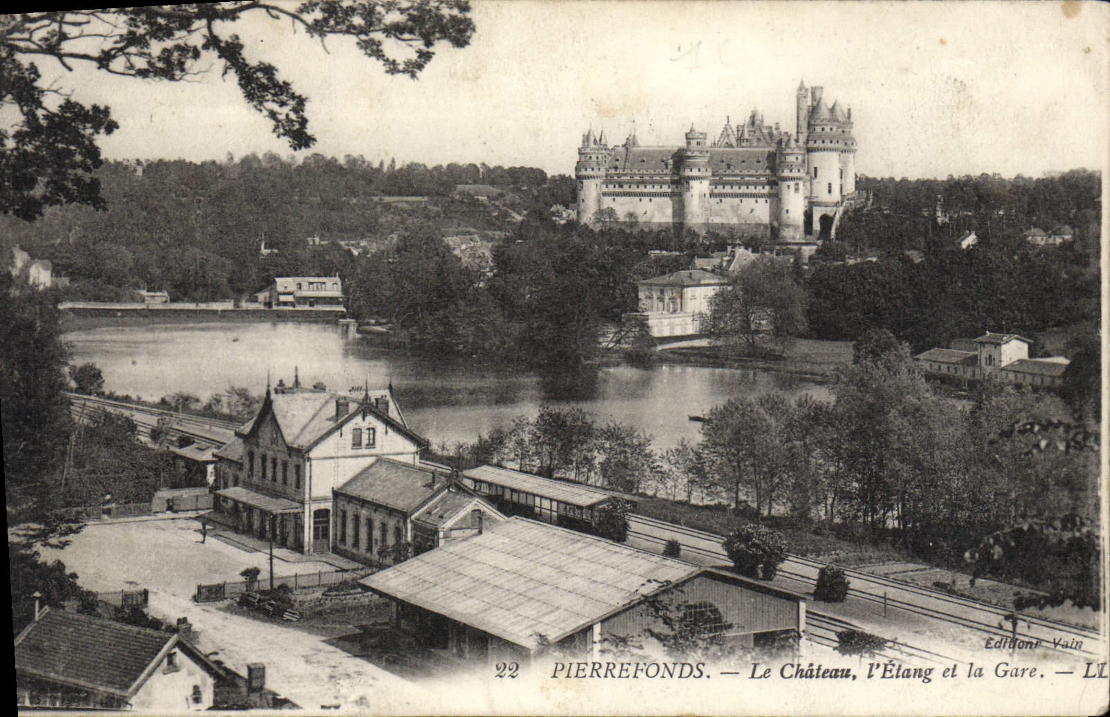 CPA Pierrefonds Le Chateau L'Etang et la gare