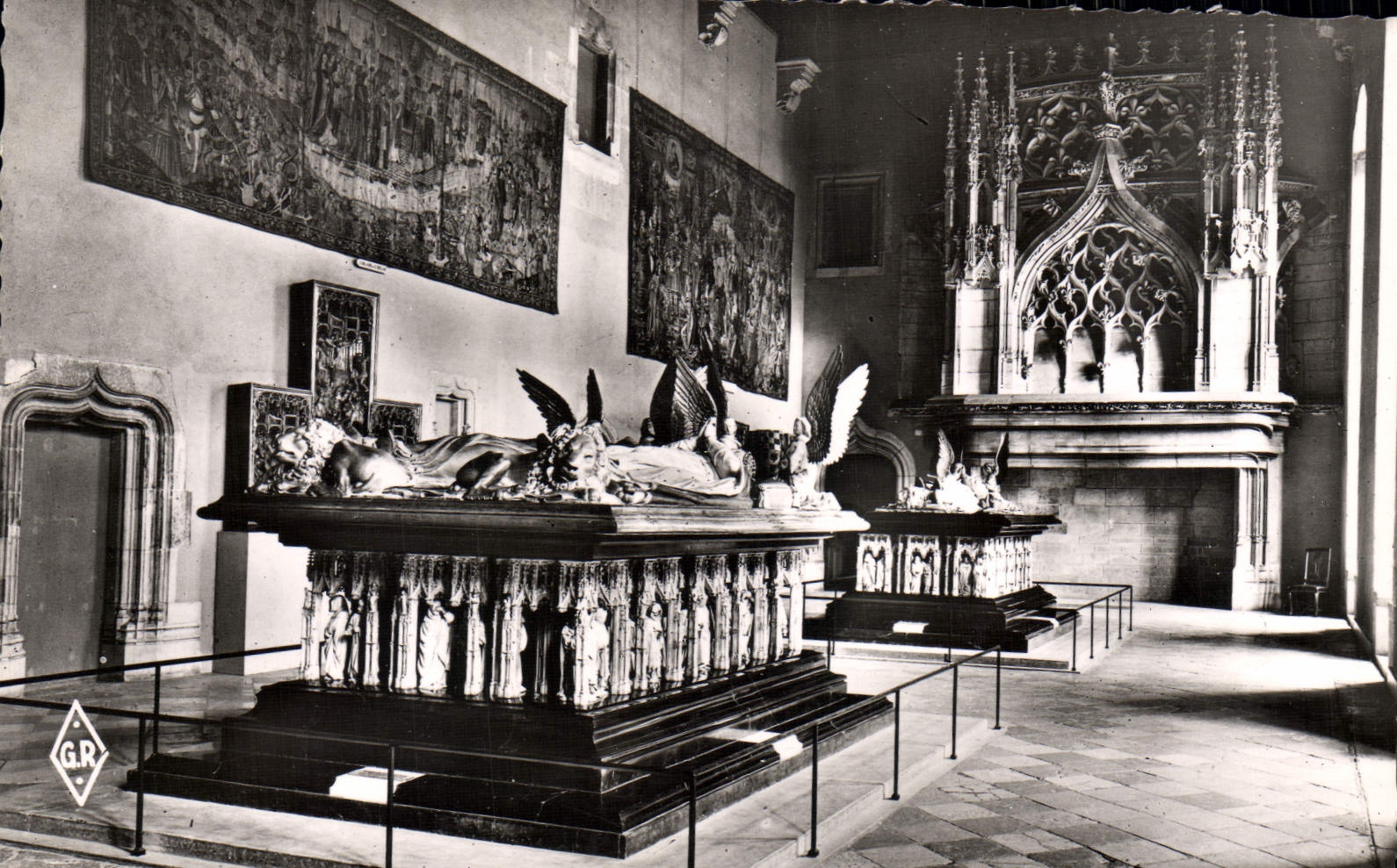 CPM Dijon Le musee Salle des gardes Tombeaux de Philippe le Hardi et de Jean Sans Peur 