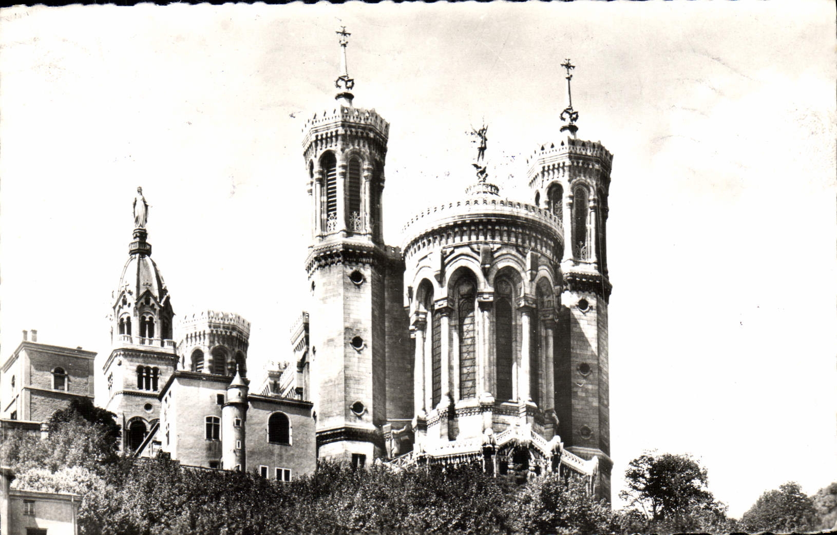 CPM Lyon Les Tours de la Basilique de Fourviere 